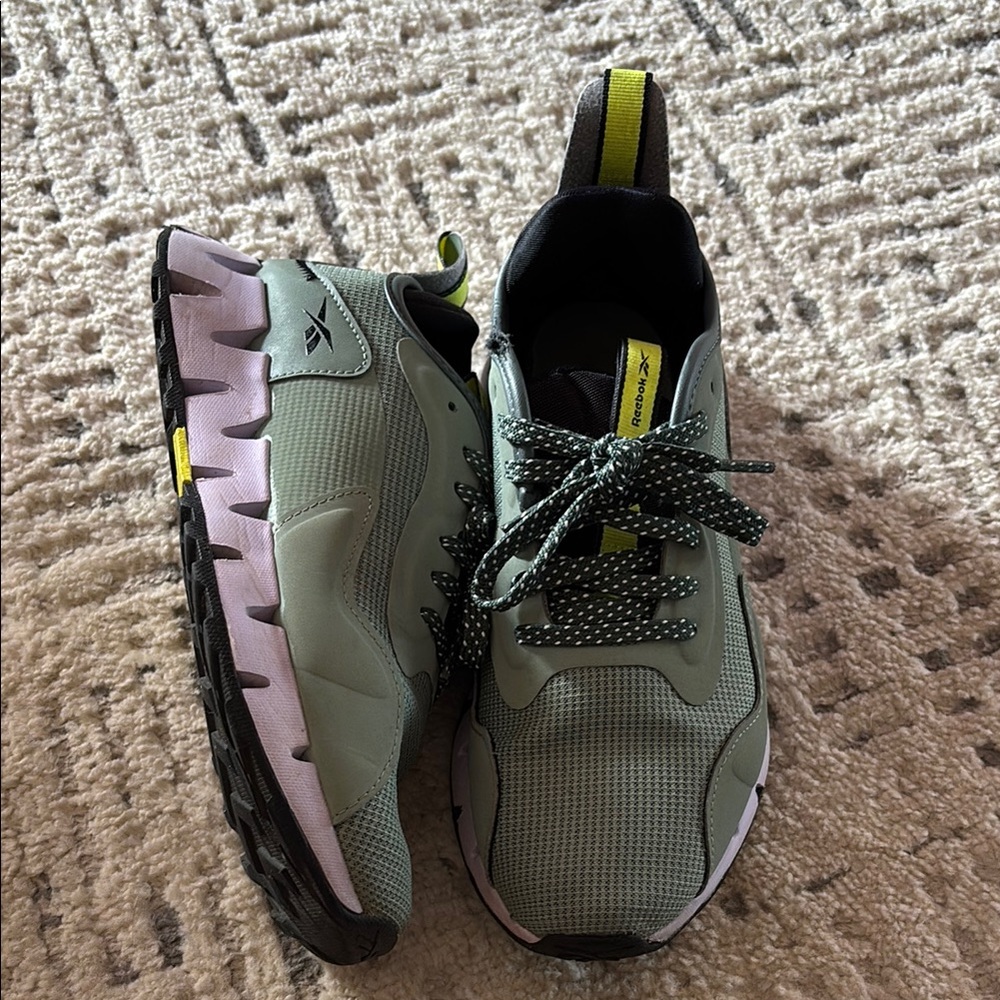 Reebok Women's Zig Dynamica Adventure Sneaker size 7